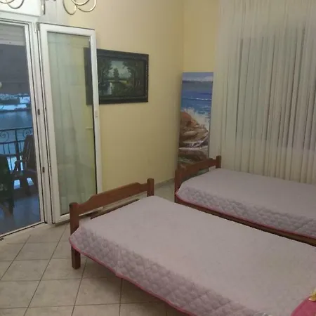 Leoni Apartment